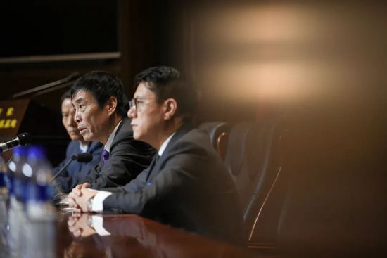 糊口在英国伦敦的亚瑟·科普斯（丹尼尔·雷德克里夫 Daniel Radcliffe 饰），早年他的老婆临蓐时身亡，儿子固然乖巧智慧，可是亚瑟始终沉醉在亡妻之痛中没法自拔，面上的愁云久久不曾散往。某天，他受派前去某偏僻村镇处置一名孀妇的遗产。在这个荒僻冷僻乃至有些阴郁的小村落，亚瑟遭到了诸多冷遇，人们仿佛其实不接待他的到来，时刻但愿他尽早处置完事务回到伦敦。亚瑟不固他人的挽劝，兀自走进老孀妇位于滩渚中心的老屋子查询拜访。在此时代，村中有女孩古怪灭亡，而亚瑟也经常在老宅周围看到奇异的人与气象。他的到来渐渐揭开村里的奥秘，也使本身堕入莫年夜的危险当中……本片按照英国小说家苏珊·希尔（Susan Hill）的畅销小说改编。